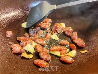 立夏前后时令美食～蚕豆炒腊肠的做法步骤：4