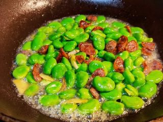 立夏前后时令美食～蚕豆炒腊肠的做法步骤：6