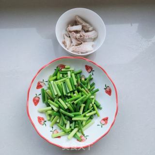 蒜薹炒肉的做法步骤：1