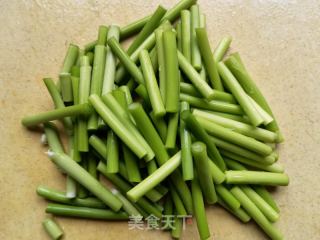 蒜苔木耳炒鸡腿肉的做法步骤：1