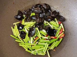 蒜苔木耳炒鸡腿肉的做法步骤：9