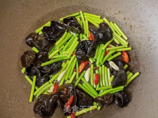 蒜苔木耳炒鸡腿肉的做法步骤：10