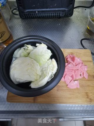 洋白菜炒火腿的做法步骤：1
