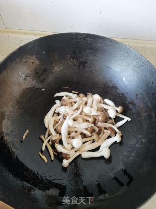 蟹味菇滑蛋的做法步骤：5
