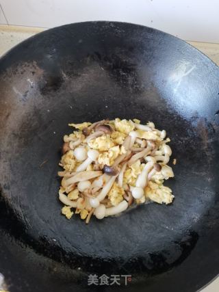 蟹味菇滑蛋的做法步骤：6