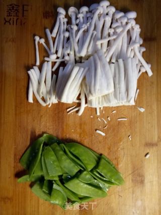 荷兰豆炒白玉菇的做法步骤：1
