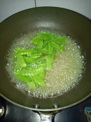 荷兰豆炒白玉菇的做法步骤：2