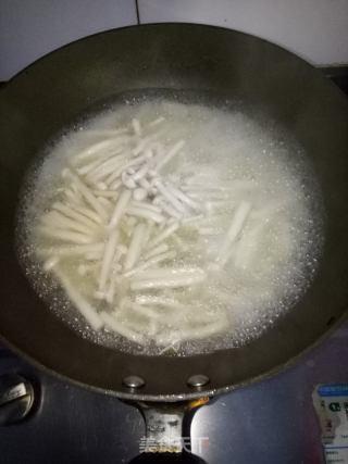 荷兰豆炒白玉菇的做法步骤：3