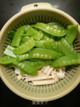 荷兰豆炒白玉菇的做法步骤：4