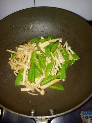 荷兰豆炒白玉菇的做法步骤：8