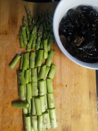 芦笋拌木耳的做法步骤：1