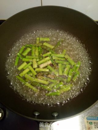 芦笋拌木耳的做法步骤：2