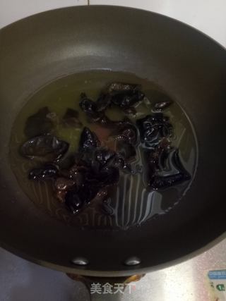 芦笋拌木耳的做法步骤：3