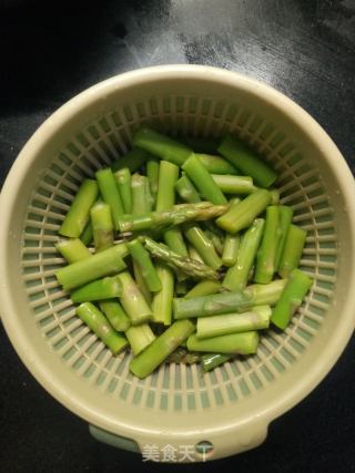 芦笋拌木耳的做法步骤：4