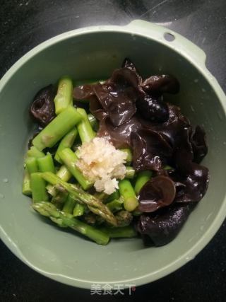 芦笋拌木耳的做法步骤：6