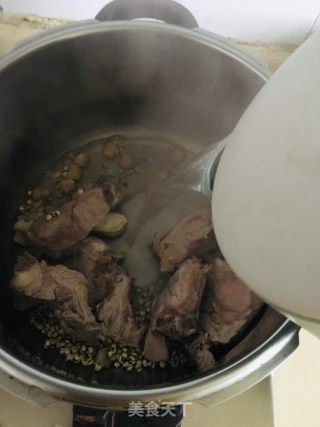 萝卜瑶柱龙骨汤的做法步骤：3
