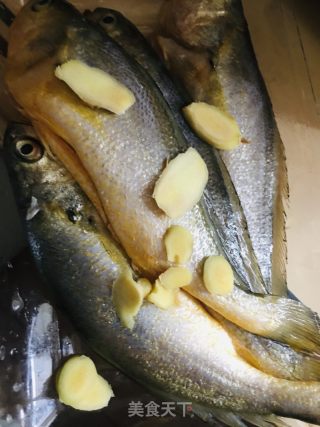 剁辣椒豆豉蒸小黄花的做法步骤：2
