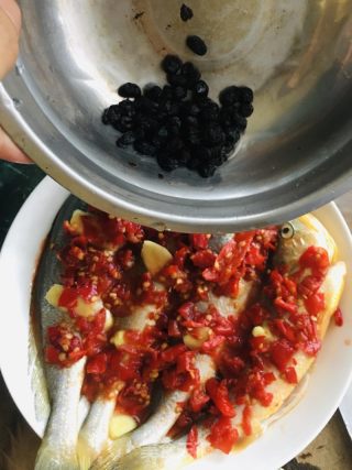 剁辣椒豆豉蒸小黄花的做法步骤：6