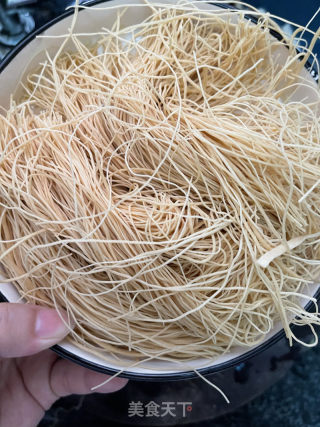 炒咸面线的做法步骤：1