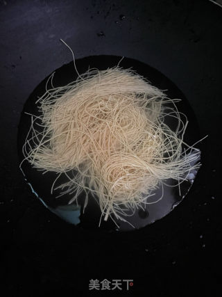 炒咸面线的做法步骤：2