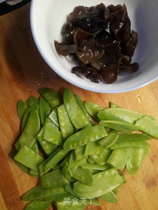 荷兰豆拌木耳的做法步骤：1
