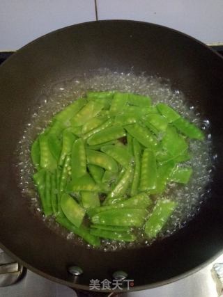 荷兰豆拌木耳的做法步骤：2