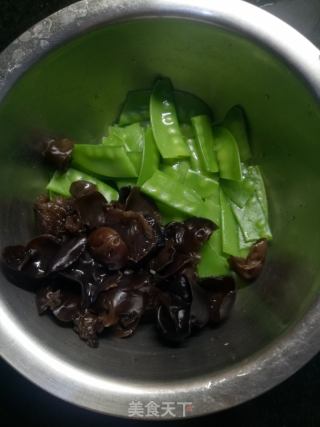 荷兰豆拌木耳的做法步骤：4