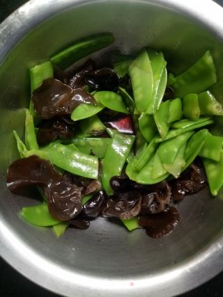 荷兰豆拌木耳的做法步骤：5