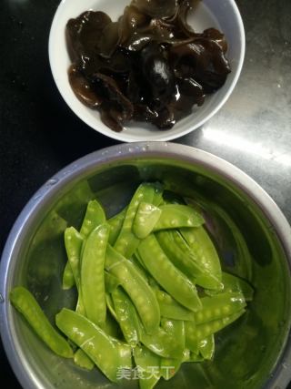 洋葱木耳拌荷兰豆的做法步骤：1
