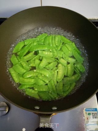 洋葱木耳拌荷兰豆的做法步骤：2