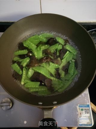 洋葱木耳拌荷兰豆的做法步骤：3