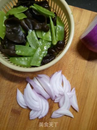 洋葱木耳拌荷兰豆的做法步骤：4