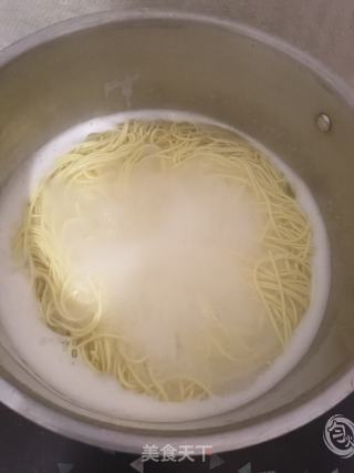 简单的葱油拌面的做法步骤：1