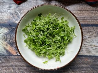鸡毛菜苗炒鸡蛋的做法步骤：2