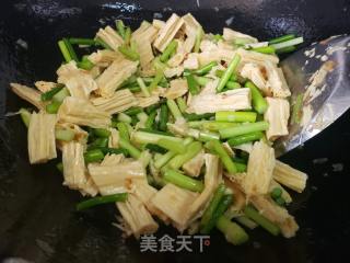 蒜苔炒腐竹的做法步骤：3