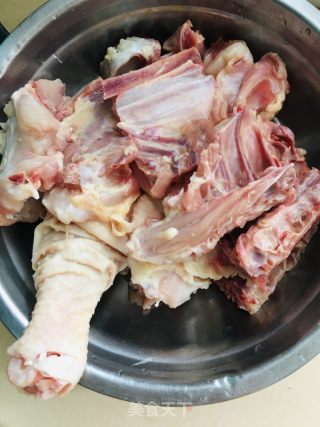 鸡肉土豆炒蒜苔的做法步骤：1