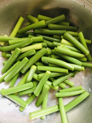 鸡肉土豆炒蒜苔的做法步骤：2