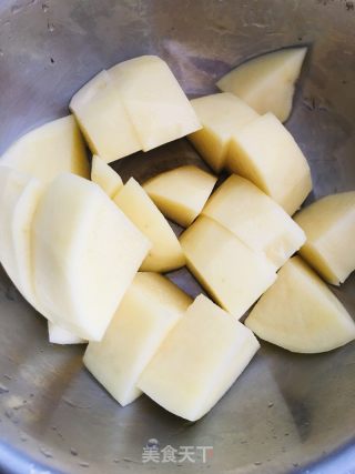 鸡肉土豆炒蒜苔的做法步骤：3