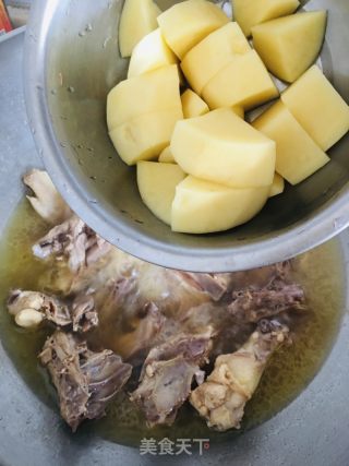 鸡肉土豆炒蒜苔的做法步骤：7