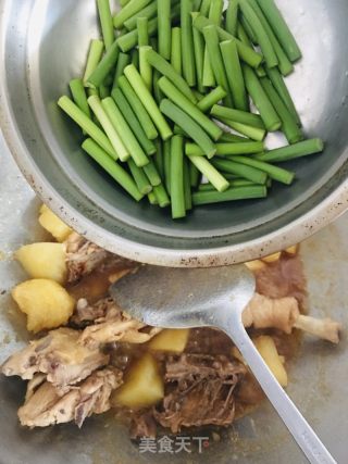 鸡肉土豆炒蒜苔的做法步骤：8