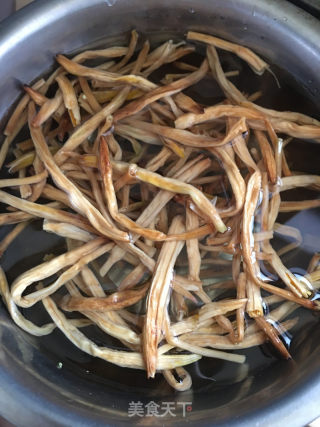 黄花菜肉丝汤的做法步骤：1