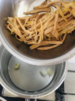 黄花菜肉丝汤的做法步骤：5