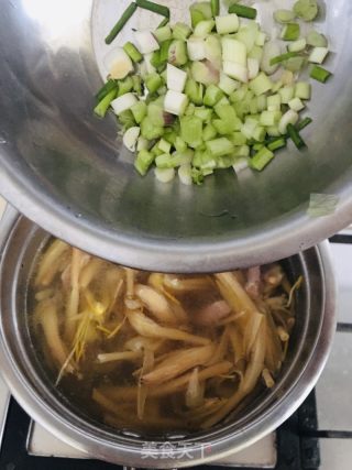 黄花菜肉丝汤的做法步骤：7