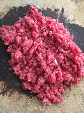 黑胡椒牛肉饼的做法步骤：2