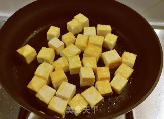 番茄青椒炒豆腐的做法步骤：1