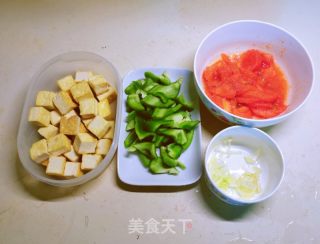 番茄青椒炒豆腐的做法步骤：2