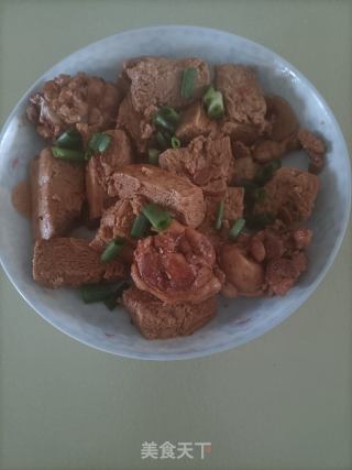 冻豆腐炖鸡腿的做法