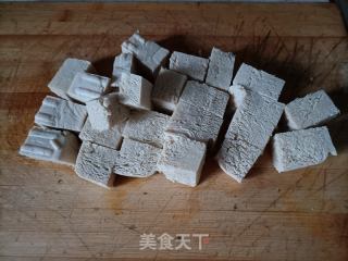 冻豆腐炖鸡腿的做法步骤：1