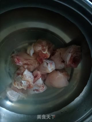 冻豆腐炖鸡腿的做法步骤：3