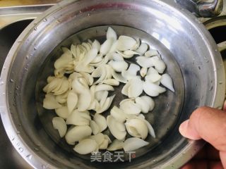 西芹炒百合的做法步骤：1